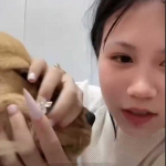 一个礼物就和狗狗舌吻，抖音主播小婷为了礼物无下限现表演已被封