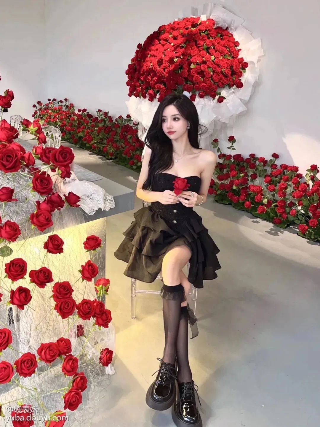 开保时捷的不配约我，只有开劳斯莱斯的才有资格！大哥约女主播出去玩，惨遭女主播白眼！网友：低情商！
