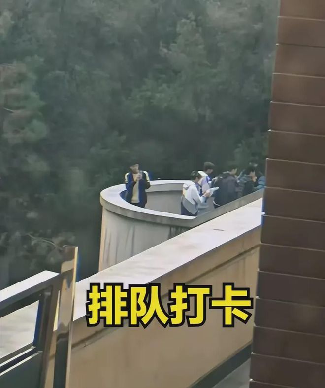 兰州交大情侣公共楼梯亲密瞬间曝光，不雅行为成热议话题