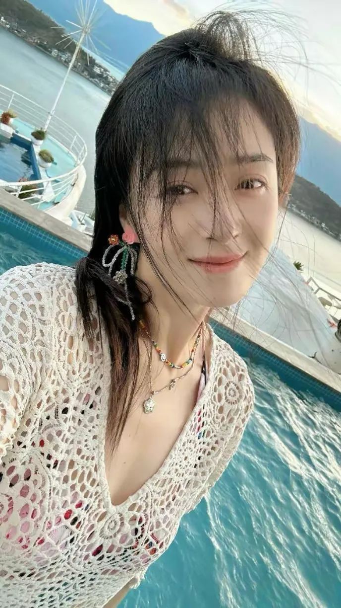 蒋欣41岁身材大变身,网状泳衣展现完美臀腰比