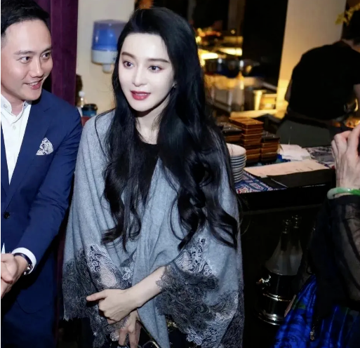 43岁范冰冰惊艳东京,白皙肌肤与狐狸眼迷倒众生