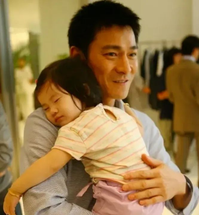 刘德华千金近照亮相,网友惊叹:星二代颜值担当