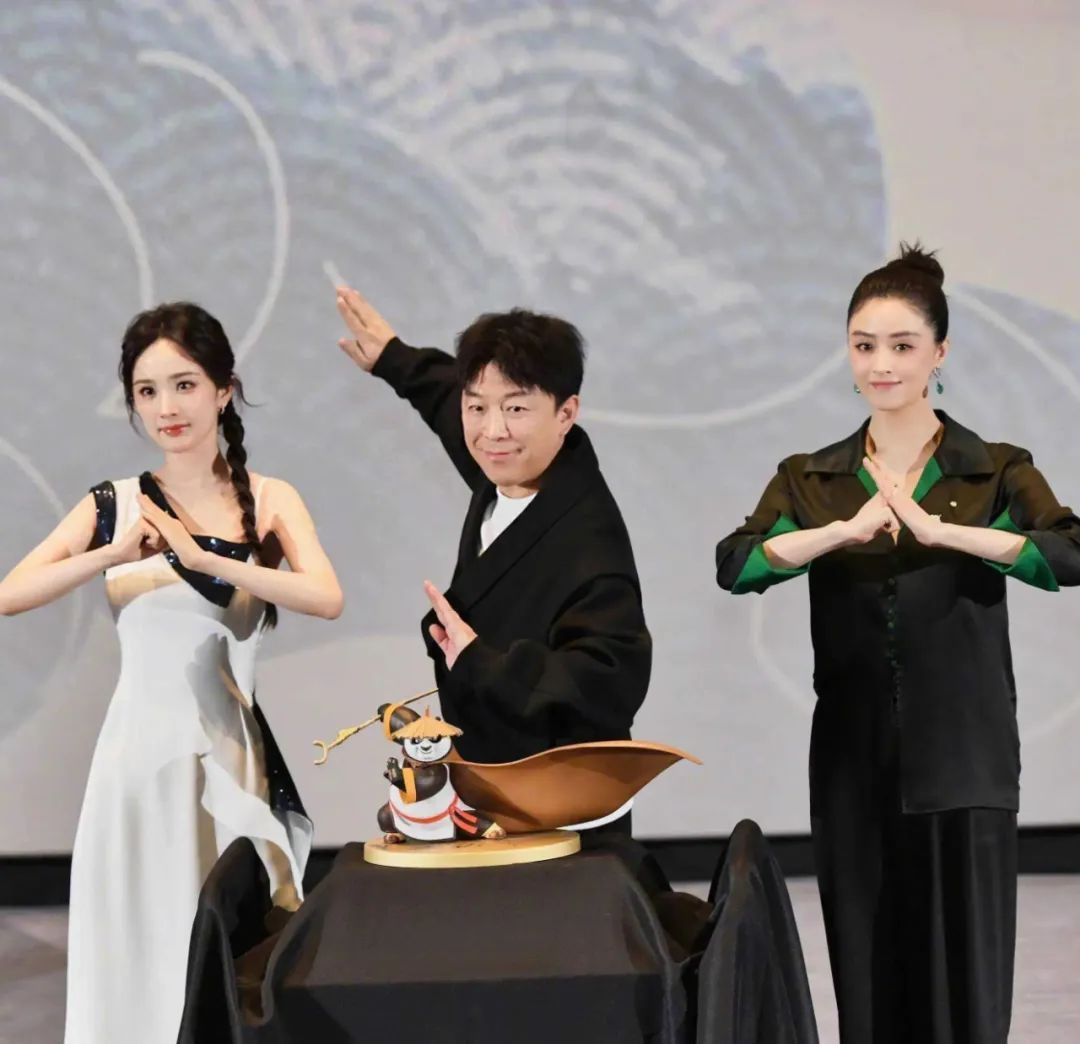 蒋欣41岁身材大变身,网状泳衣展现完美臀腰比