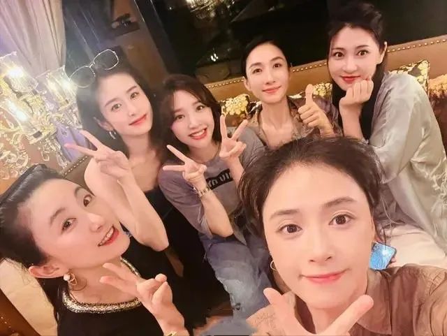 蒋欣41岁身材大变身,网状泳衣展现完美臀腰比