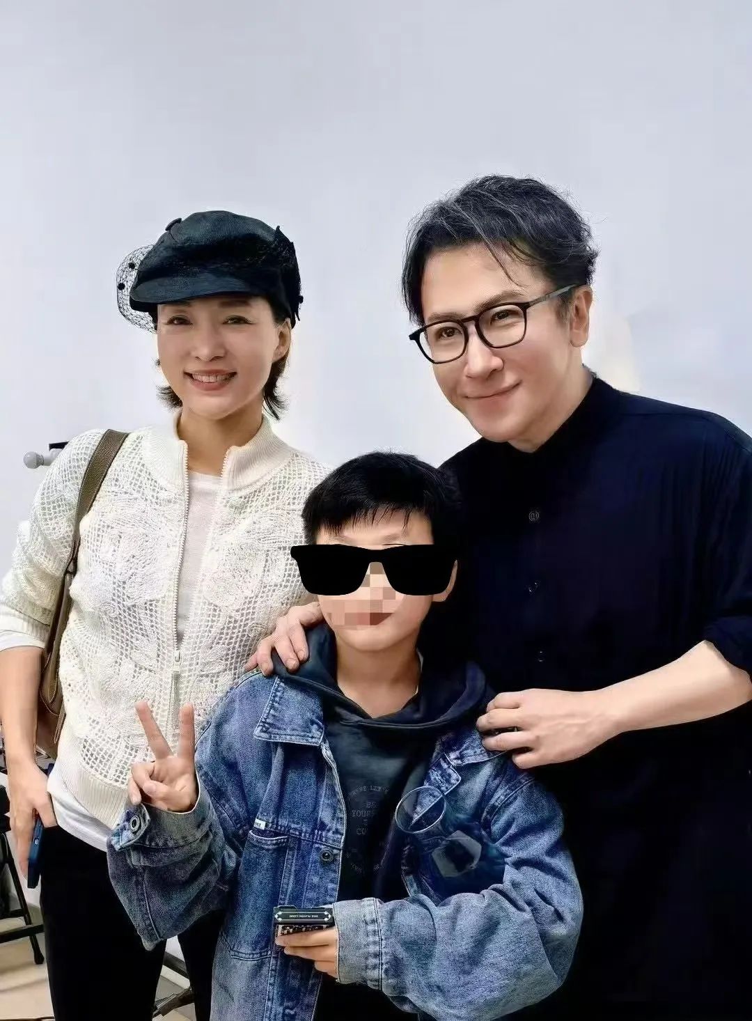 董卿携10岁儿子出席刘谦演出,气质优雅