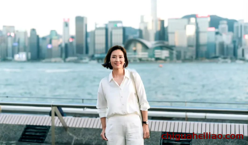 42岁李娜美丽升级,V领衬衫展现温婉端庄