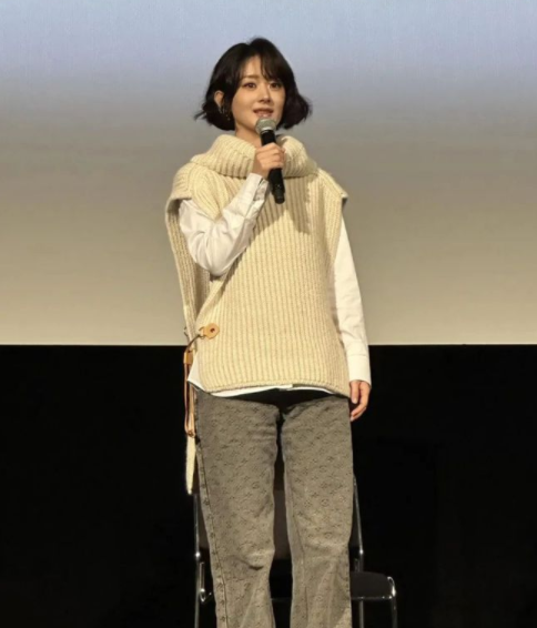 赵丽颖时尚蜕变:短发造型惊艳,减龄时尚