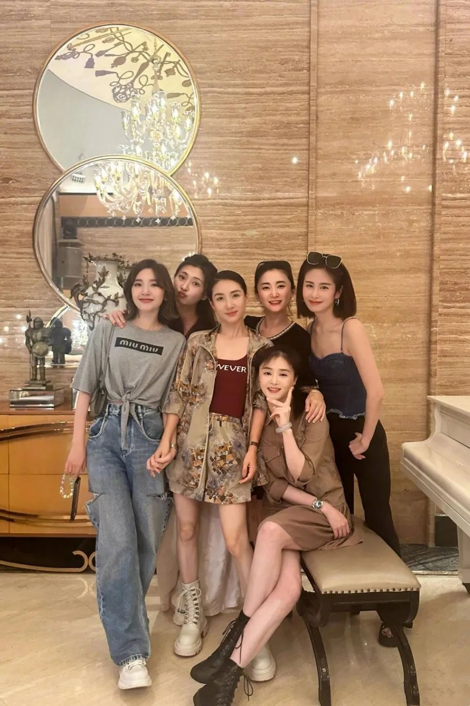 蒋欣41岁身材大变身,网状泳衣展现完美臀腰比