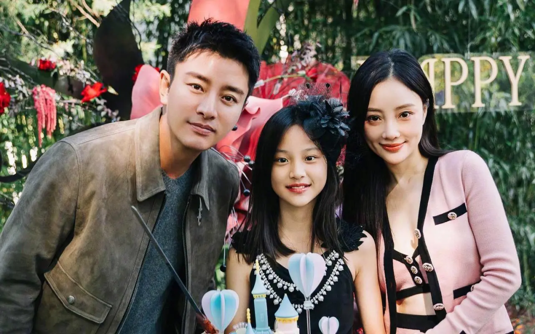 李小璐写真大胆尝试,奶白衬衫展现双重魅力