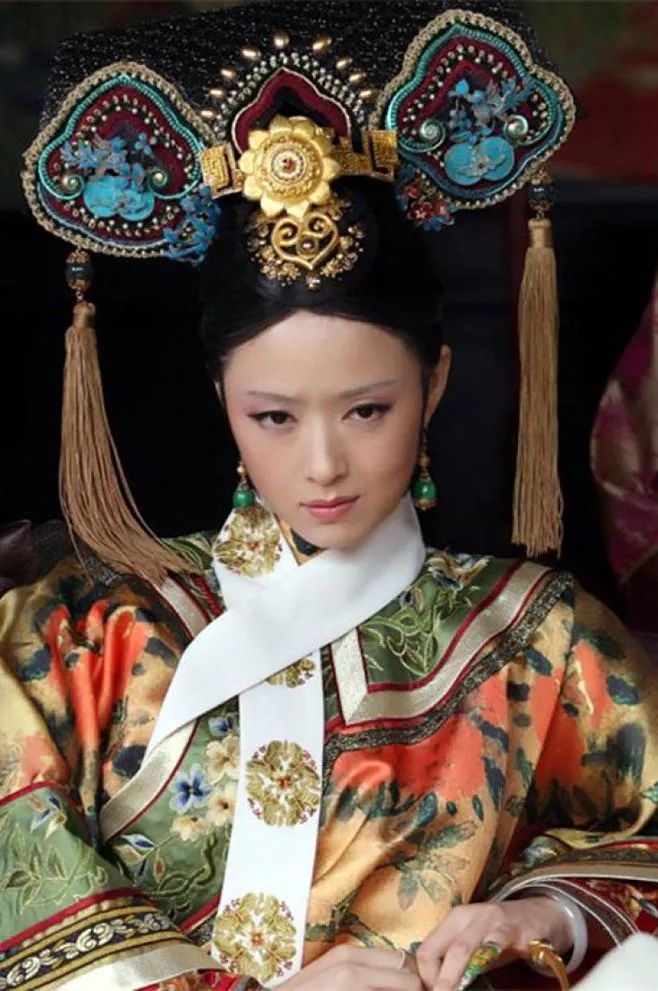 蒋欣41岁身材大变身,网状泳衣展现完美臀腰比