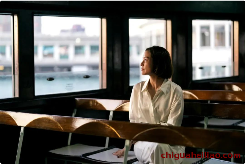 42岁李娜美丽升级,V领衬衫展现温婉端庄