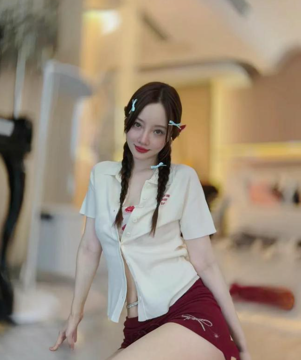 李小璐写真大胆尝试,奶白衬衫展现双重魅力